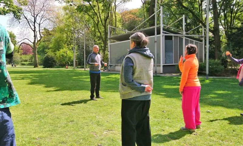 Trainer gibt Anleitungen im Park