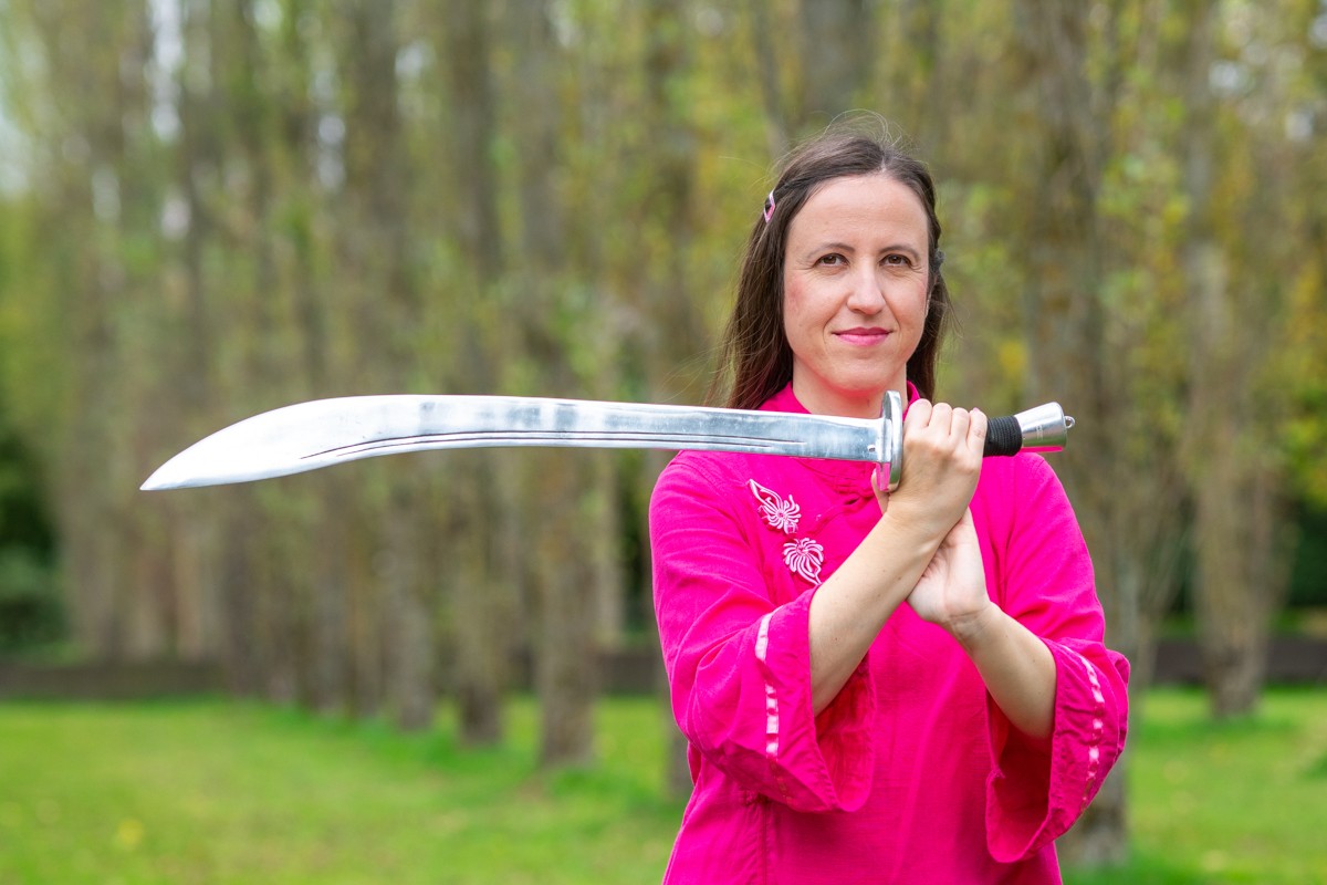 Tai Chi war eine Kampfkunst: Simone mit Säbel.