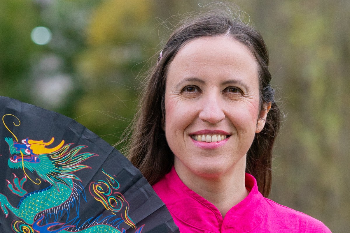 Hallo, ich bin Simone und führe dich mit den meditativen Bewegungen des Tai Chi in die Entspannung.