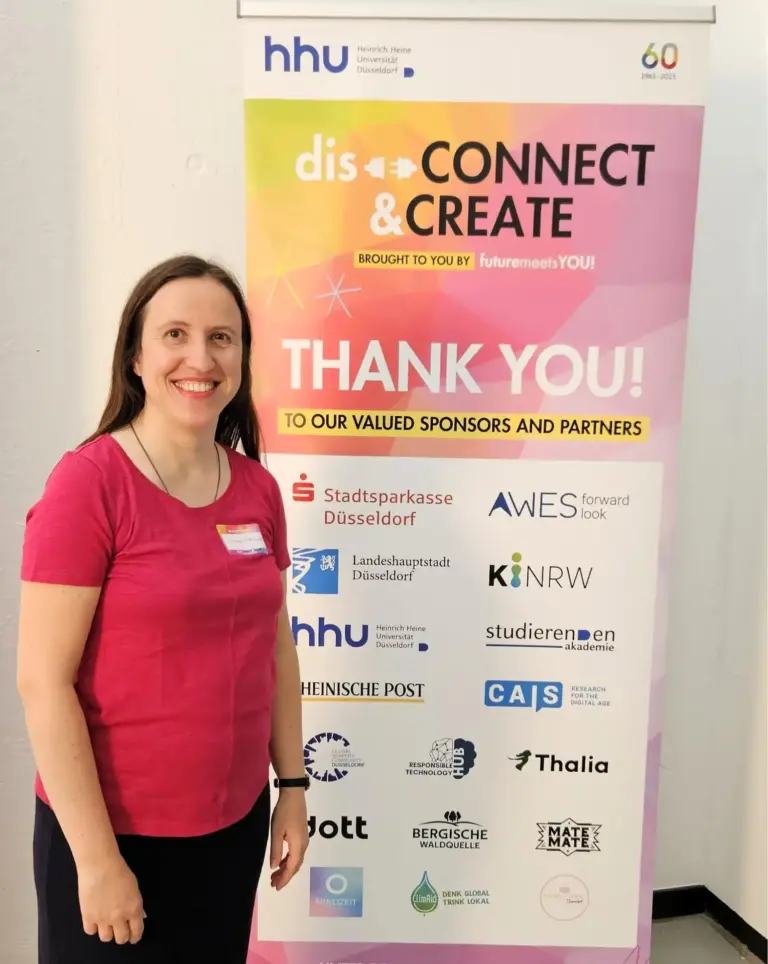 Lächelnde Frau vor einem Poster