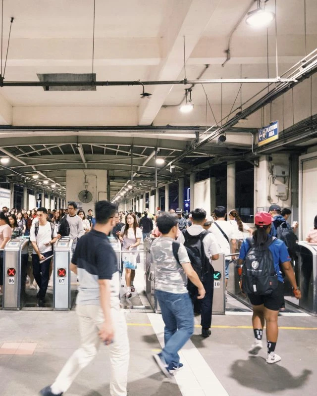 Menschen in der U-Bahn als Sinnbild für Stress