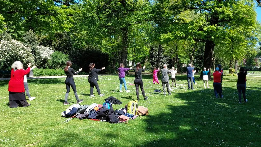 Gruppe von 15 Teilnehmern verschiedener Altersstufen beim Tai-Chi-Anfängerkurs 