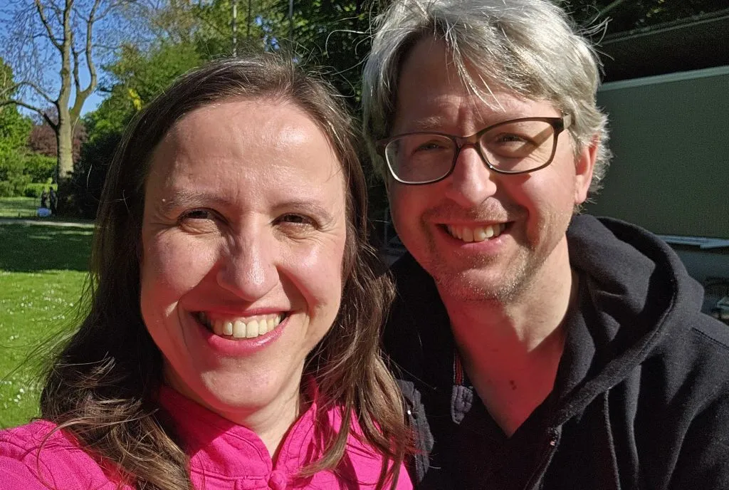 Selfie von Stefan Klemens und Simone Pohlandt auf der Wiese im Hofgarten Düsseldorf nach dem Ende des Welt-Tai-Chi-Tag-Programms 2026