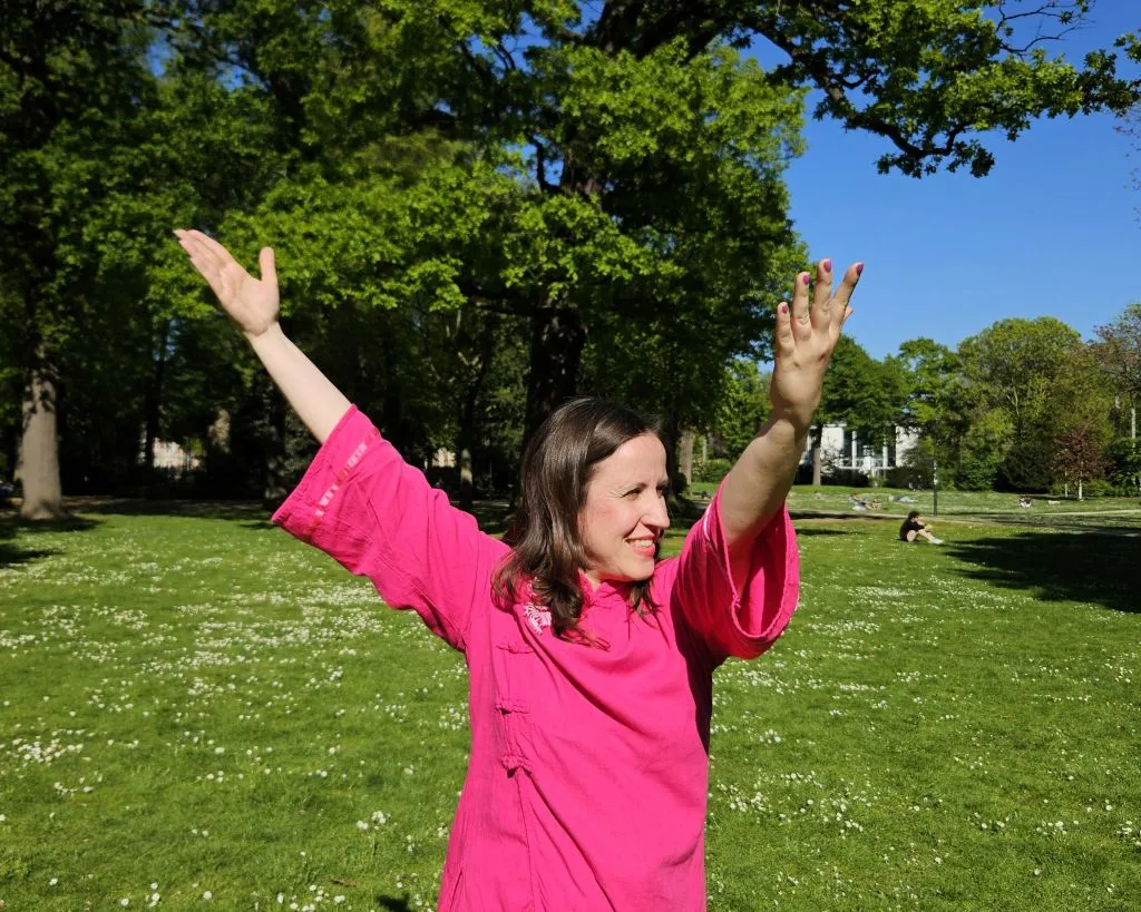 Simone Pohlandt demonstriert die erste Vorübung „Doppelte Peitsche" des Wu-Stils nach Ma Jiangbao beim Tai-Chi-Kurs im Hofgarten Düsseldorf.